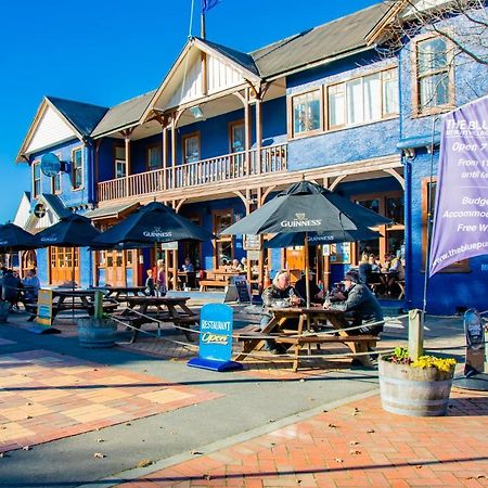 Отель The Blue Pub Метвен Экстерьер фото