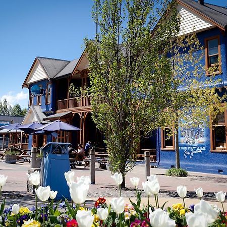 Отель The Blue Pub Метвен Экстерьер фото