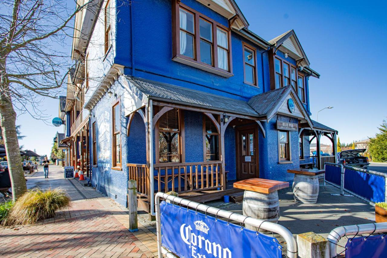 Отель The Blue Pub Метвен Экстерьер фото