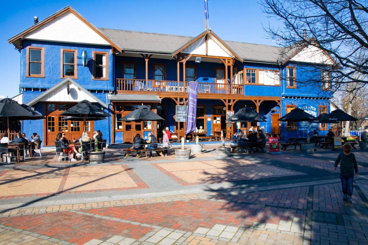 Отель The Blue Pub Метвен Экстерьер фото