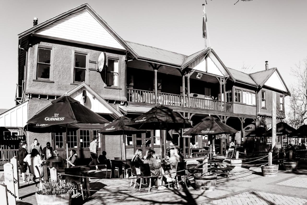 Отель The Blue Pub Метвен Экстерьер фото