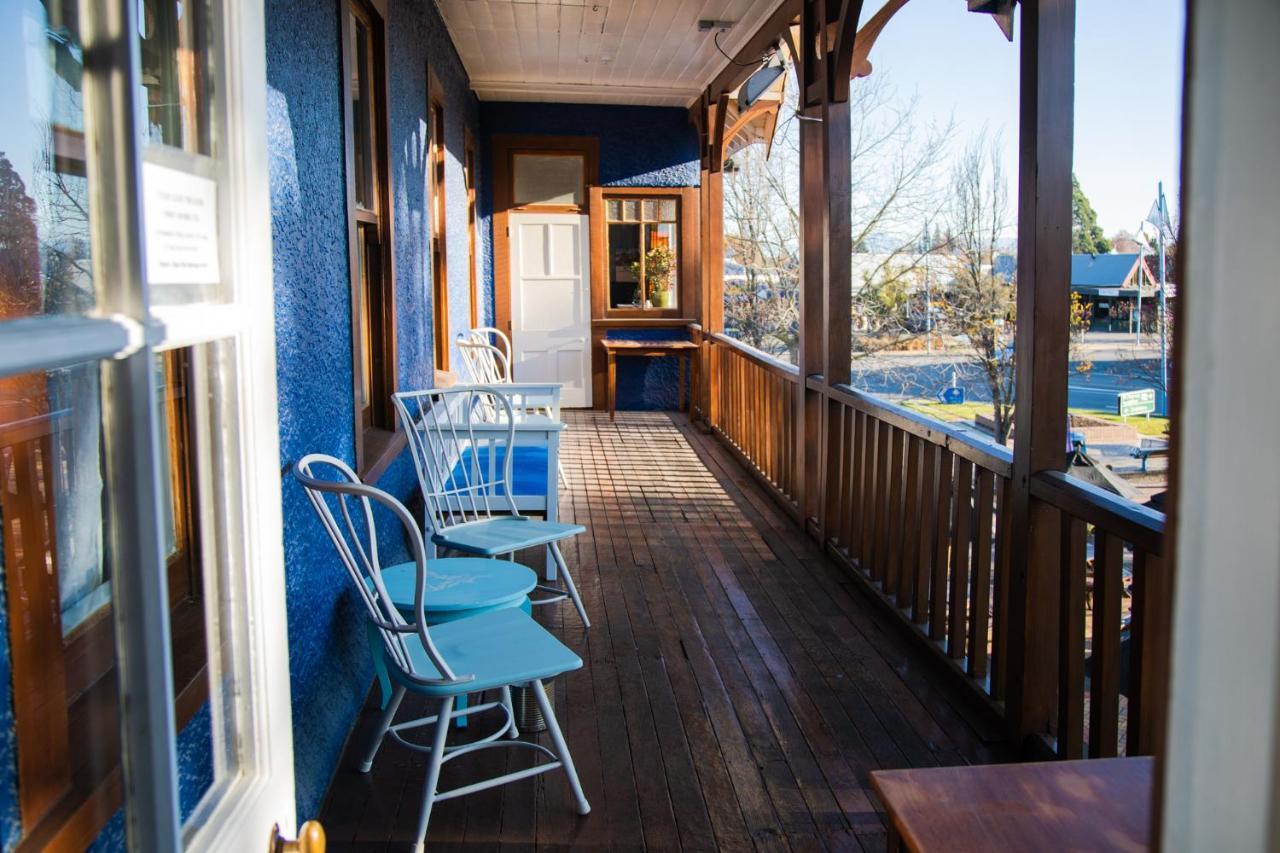 Отель The Blue Pub Метвен Экстерьер фото