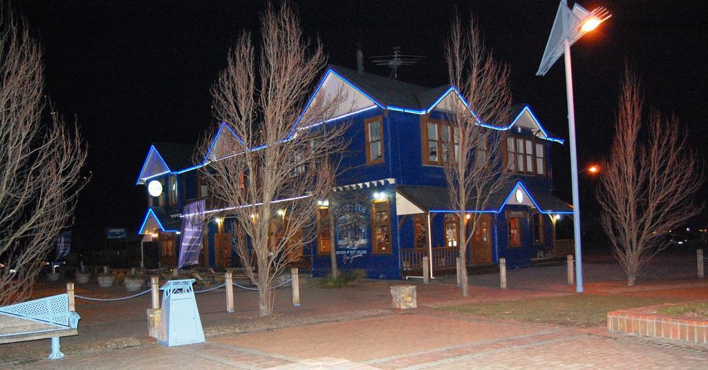 Отель The Blue Pub Метвен Экстерьер фото