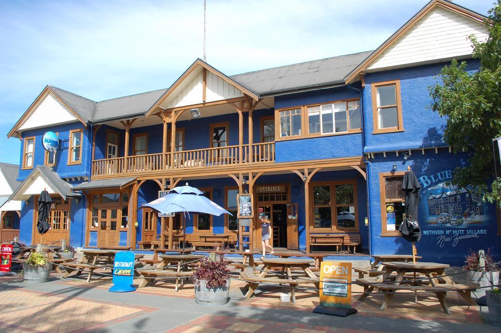 Отель The Blue Pub Метвен Экстерьер фото