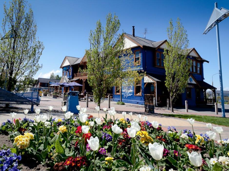 Отель The Blue Pub Метвен Экстерьер фото