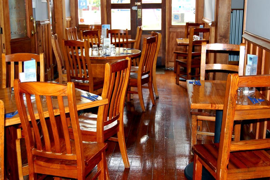 Отель The Blue Pub Метвен Экстерьер фото