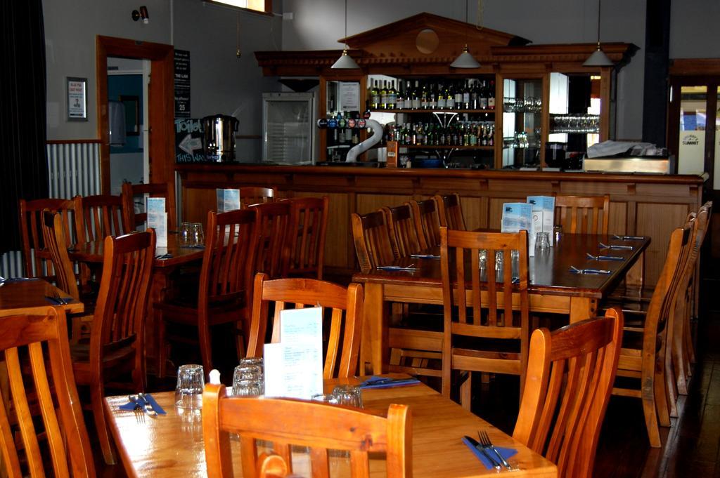 Отель The Blue Pub Метвен Экстерьер фото