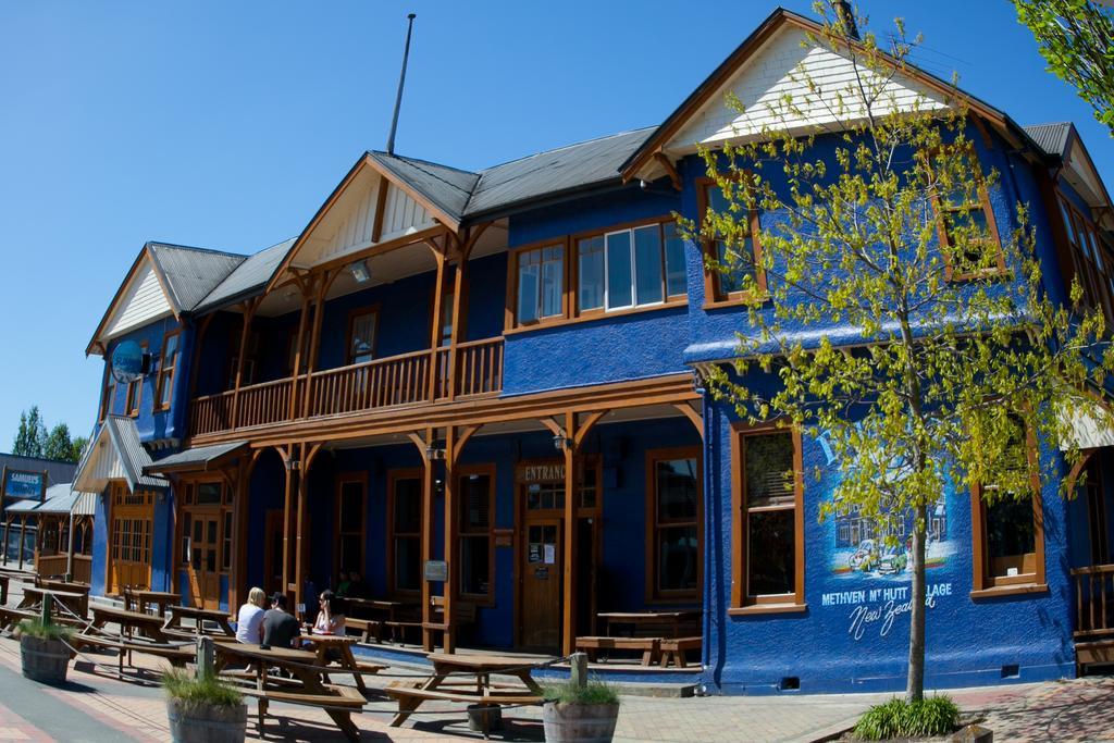 Отель The Blue Pub Метвен Экстерьер фото