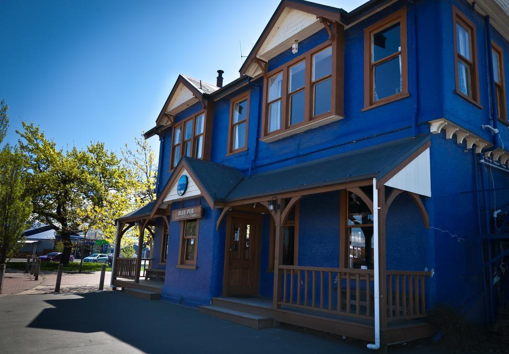 Отель The Blue Pub Метвен Экстерьер фото