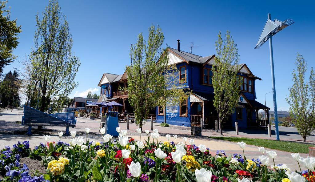 Отель The Blue Pub Метвен Экстерьер фото