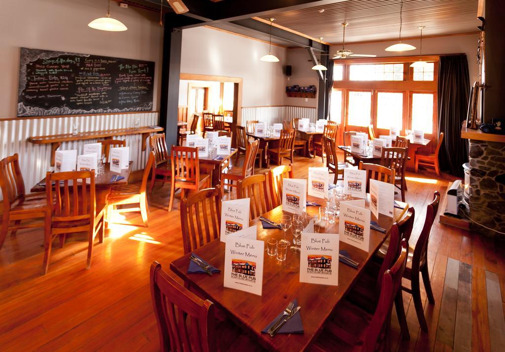 Отель The Blue Pub Метвен Экстерьер фото