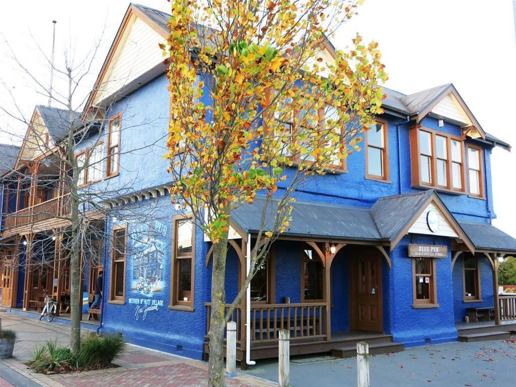 Отель The Blue Pub Метвен Экстерьер фото