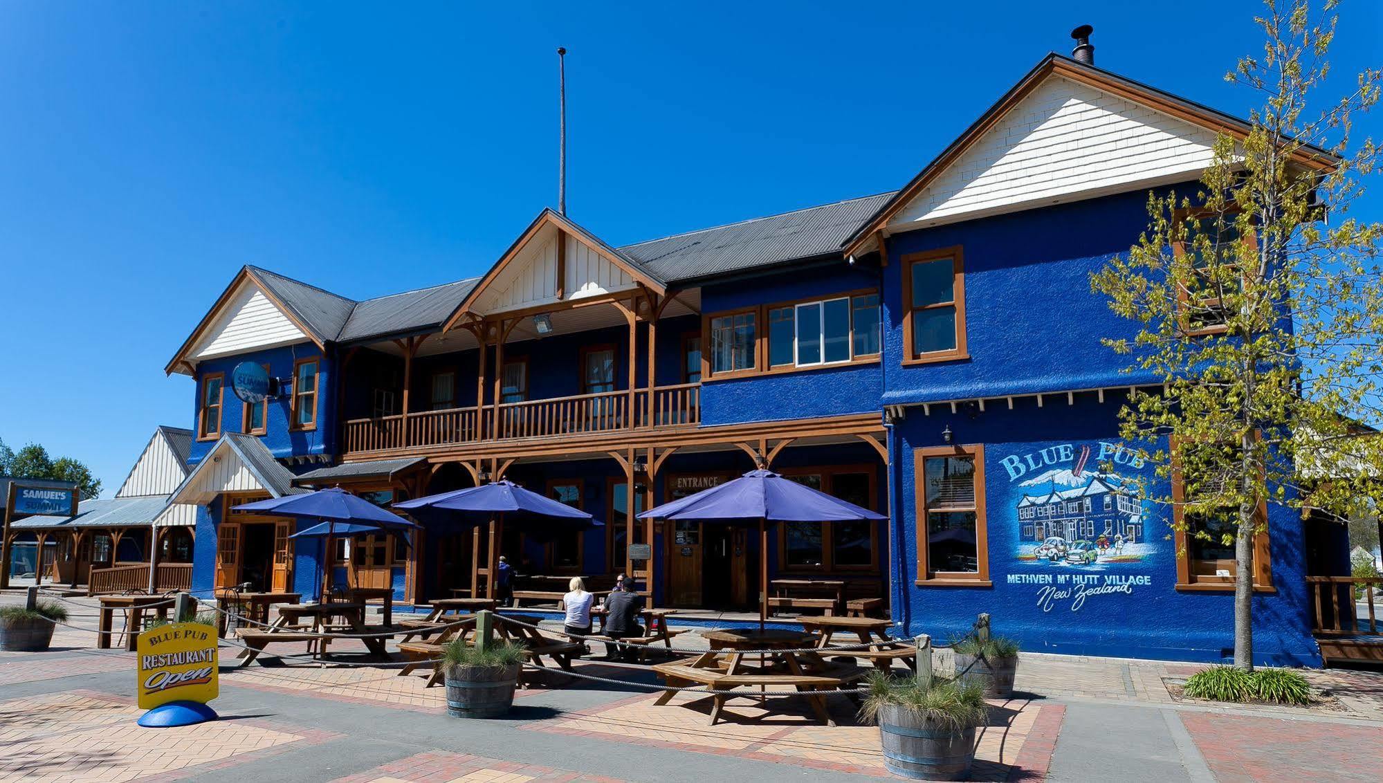 Отель The Blue Pub Метвен Экстерьер фото