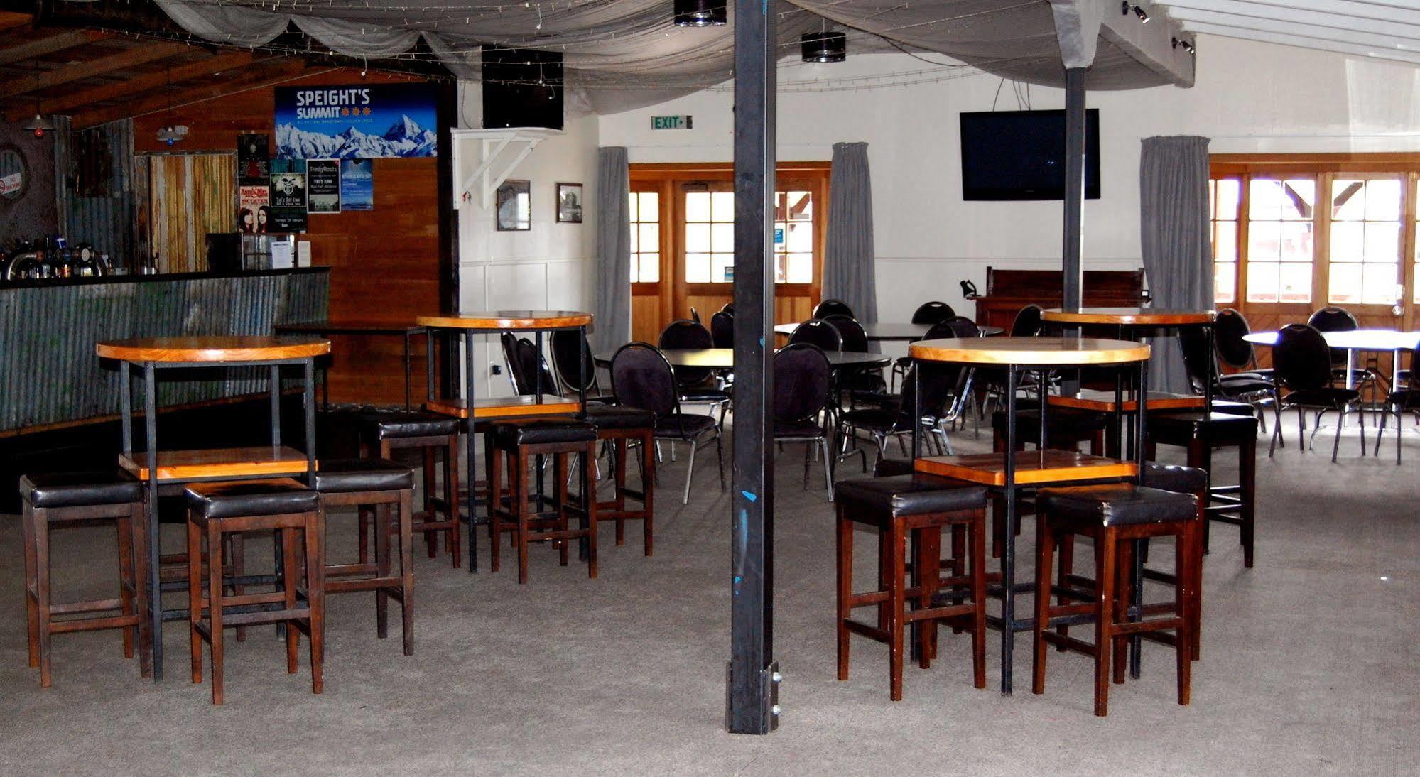 Отель The Blue Pub Метвен Экстерьер фото