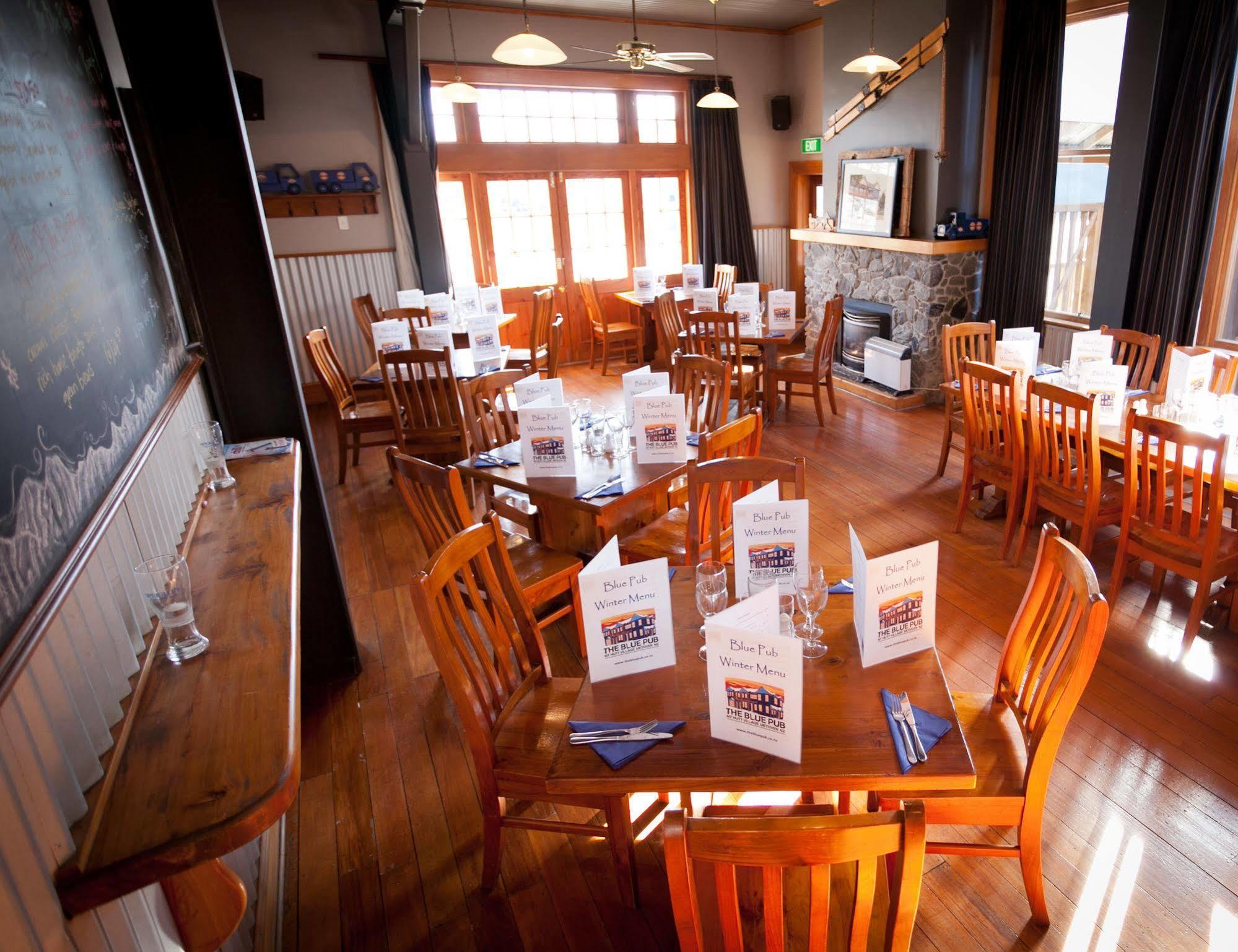 Отель The Blue Pub Метвен Экстерьер фото
