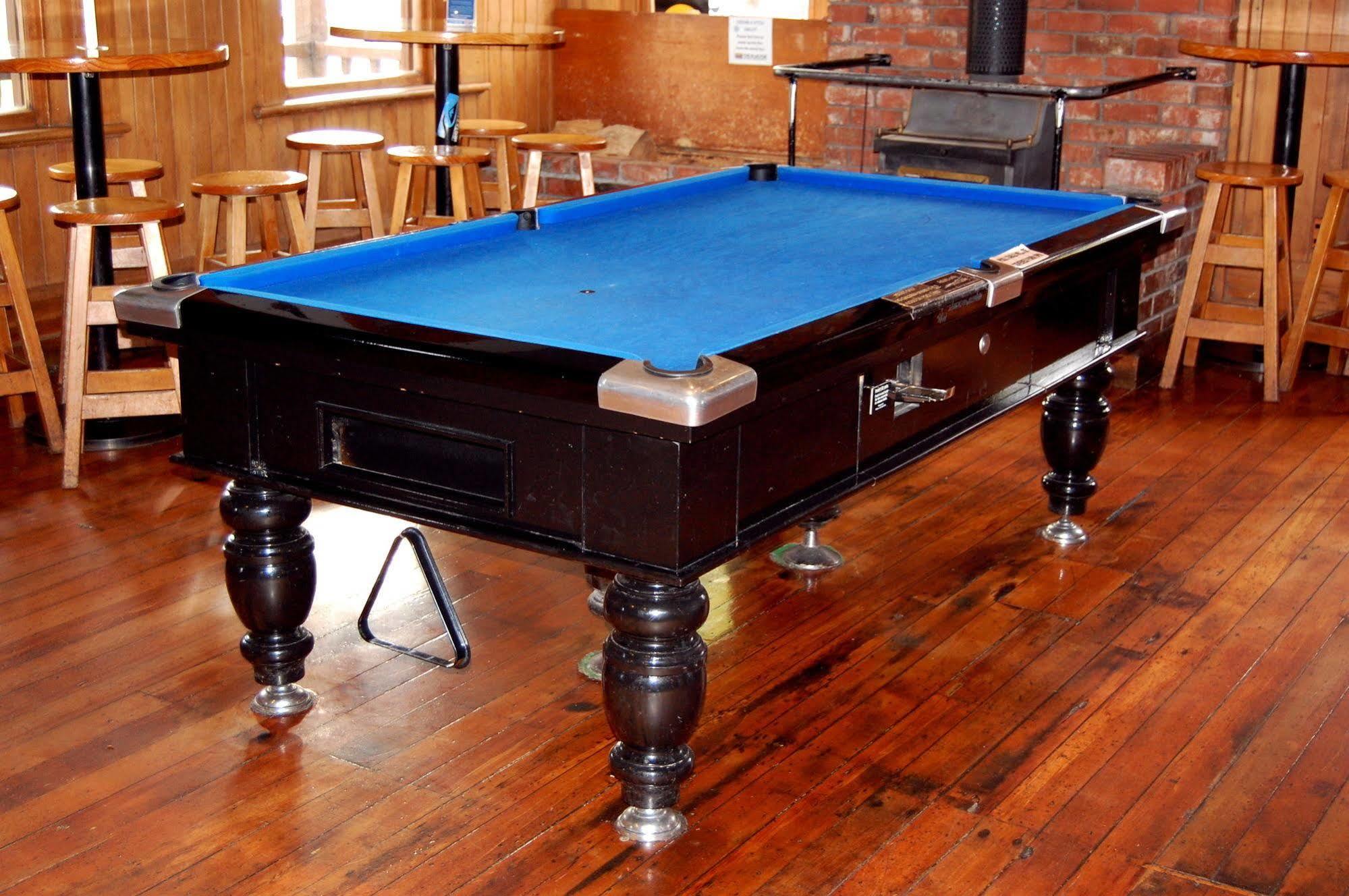 Отель The Blue Pub Метвен Экстерьер фото
