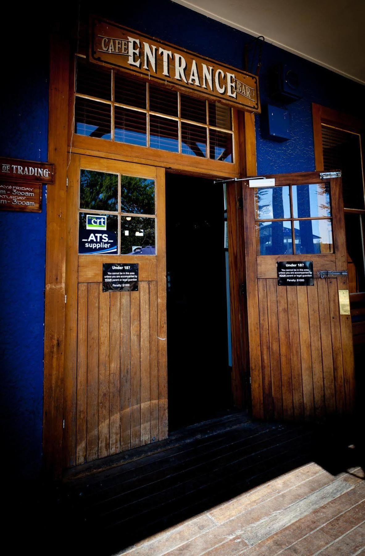 Отель The Blue Pub Метвен Экстерьер фото